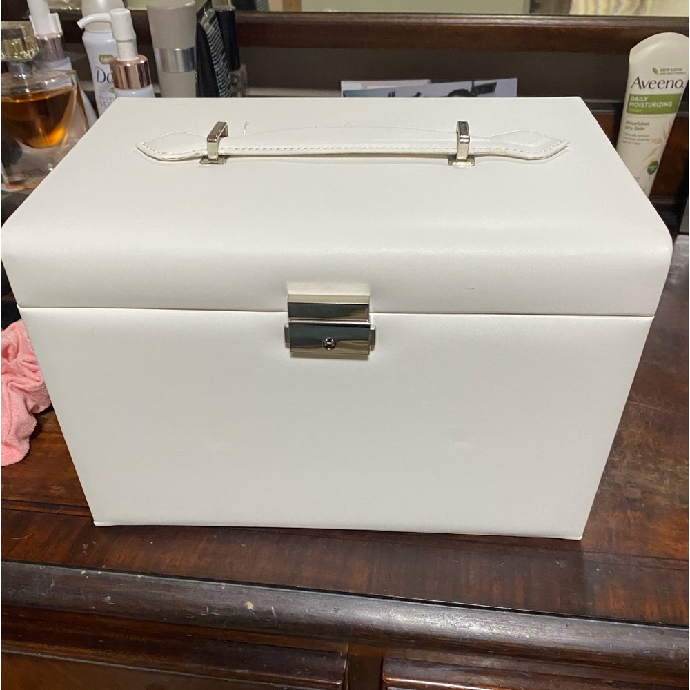 Beautiful leather jewelry case.